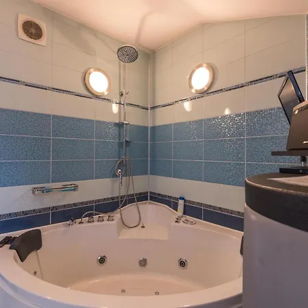 Coworking And Living Near City Center, Ski-lift, Tennis Courts And Spa.